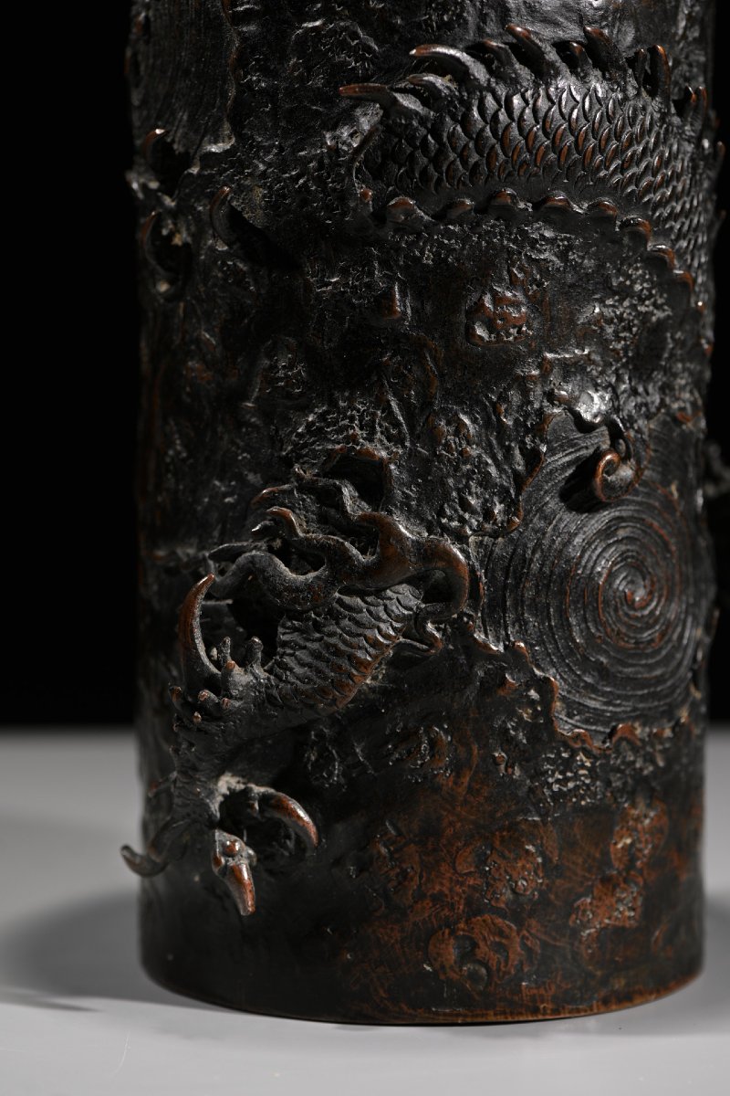 Vase en bronze représentant un dragon Ryū en relief parmi des tourbillons d'eau-photo-2