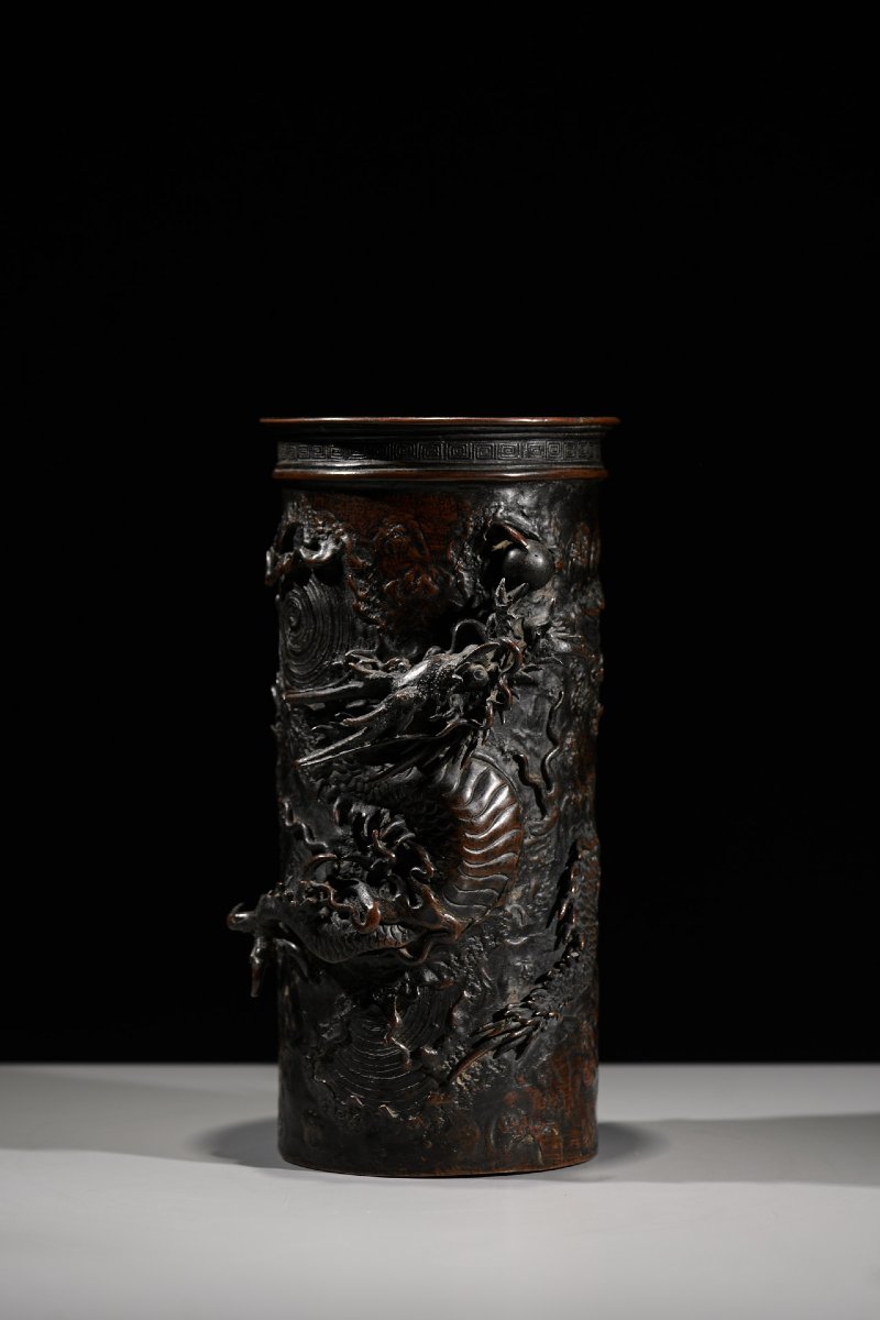 Vase en bronze représentant un dragon Ryū en relief parmi des tourbillons d'eau