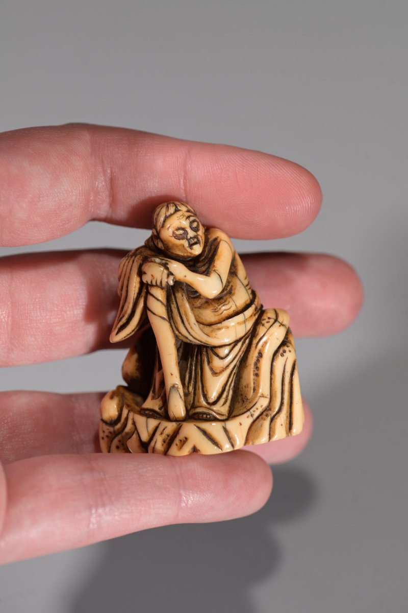 Netsuke en ivoire représentant un Rakan assis sur un rocher-photo-2