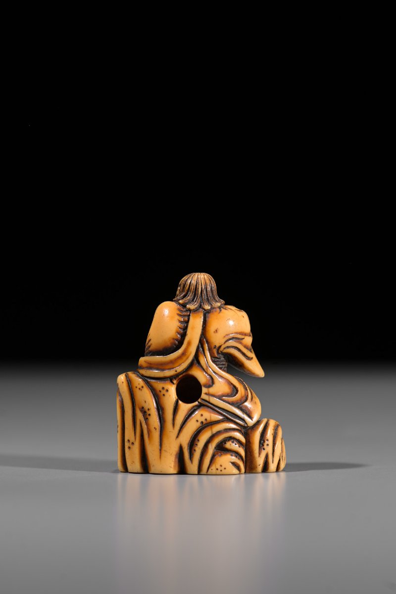 Netsuke en ivoire représentant un Rakan assis sur un rocher-photo-4