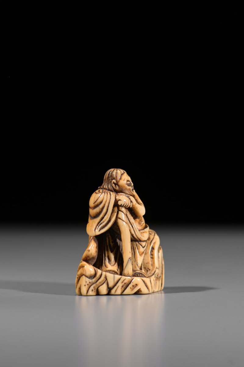 Netsuke en ivoire représentant un Rakan assis sur un rocher-photo-1