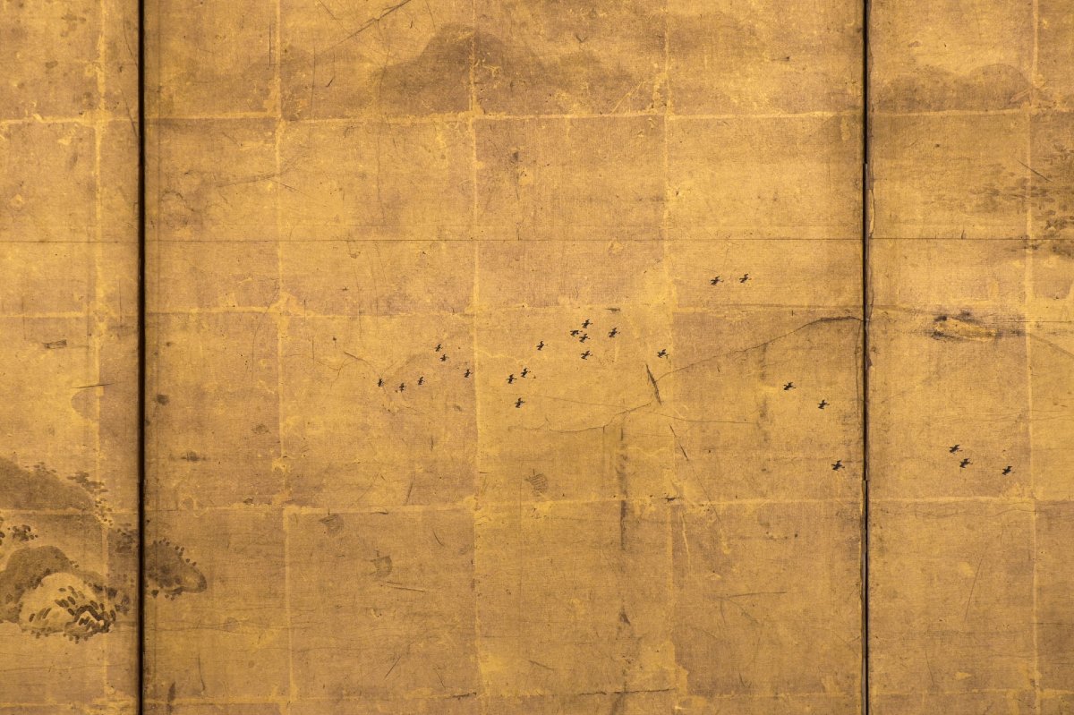 Paravent japonais à six panneaux représentant un paysage de hama sur fond de feuille d'or-photo-2