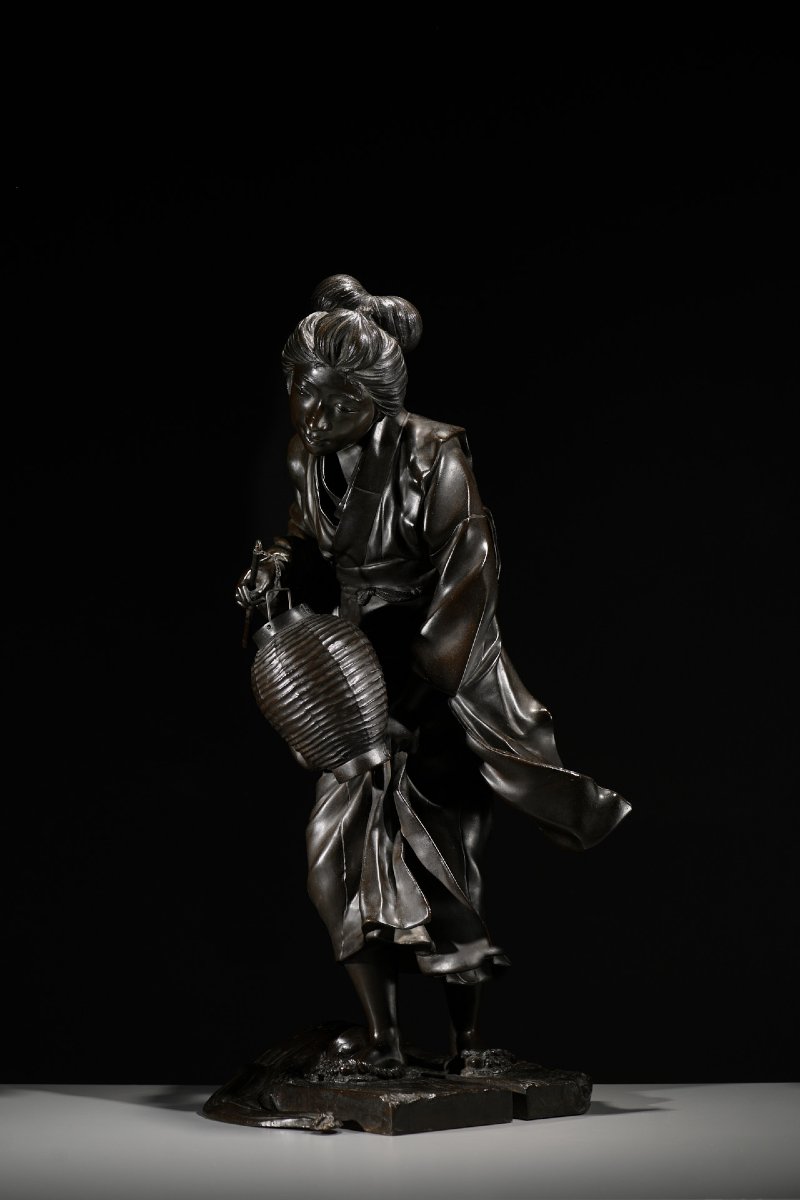 Okimono en bronze de l'École de Tokyo représentant une geisha en marche, signé Genryūsai Seiya -photo-2
