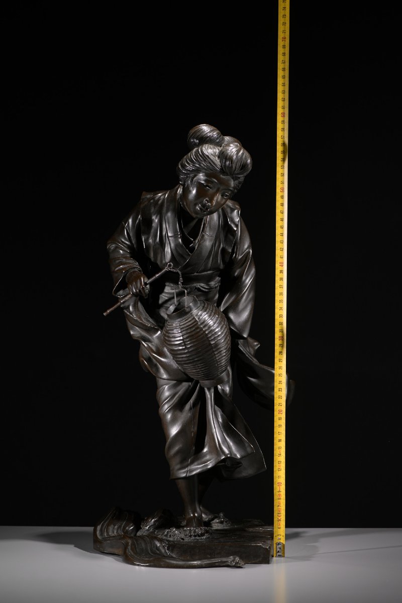 Okimono en bronze de l'École de Tokyo représentant une geisha en marche, signé Genryūsai Seiya -photo-3