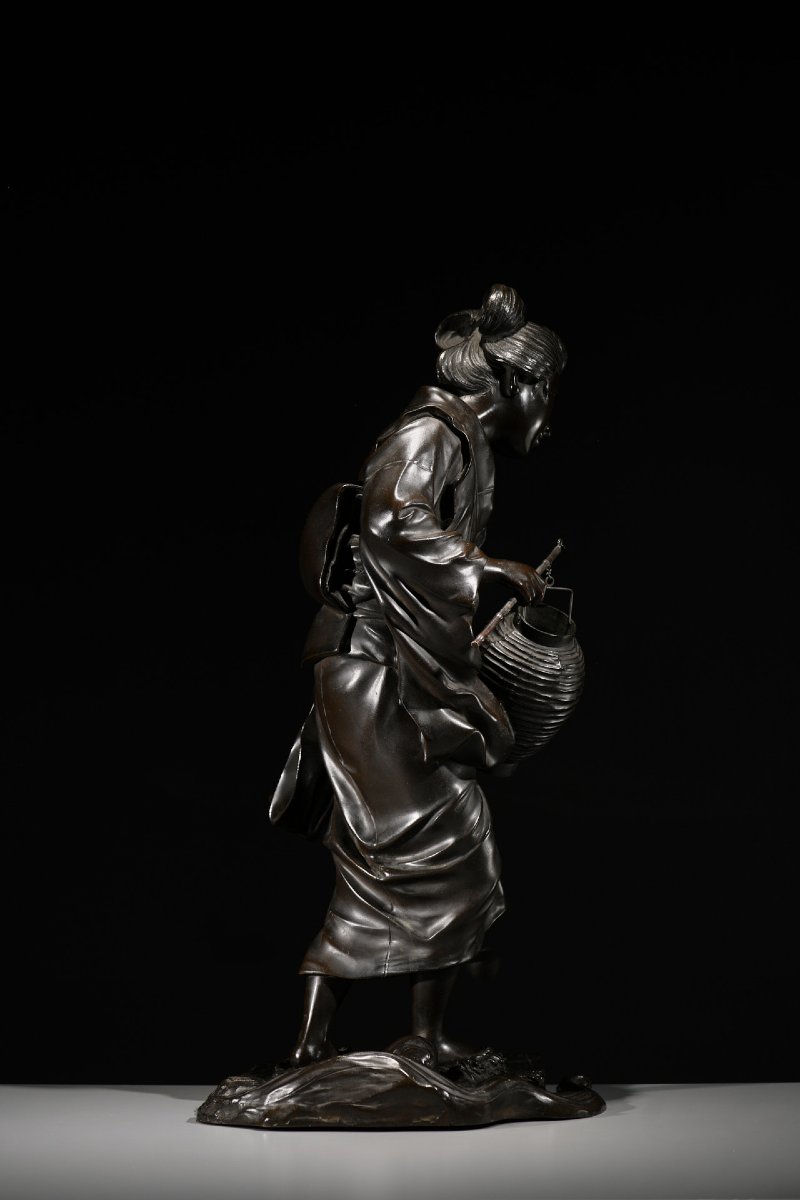 Okimono en bronze de l'École de Tokyo représentant une geisha en marche, signé Genryūsai Seiya -photo-4