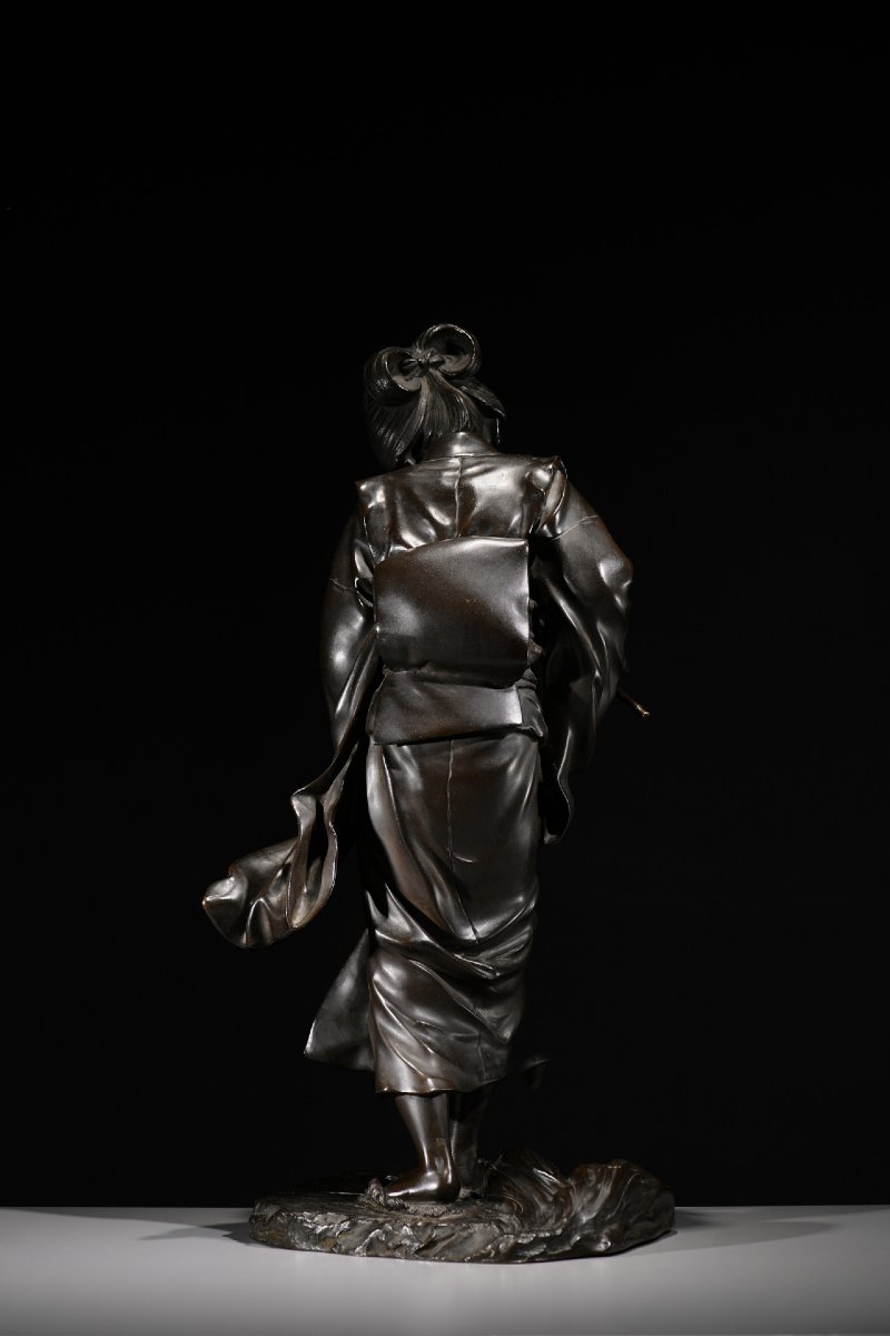 Okimono en bronze de l'École de Tokyo représentant une geisha en marche, signé Genryūsai Seiya -photo-1