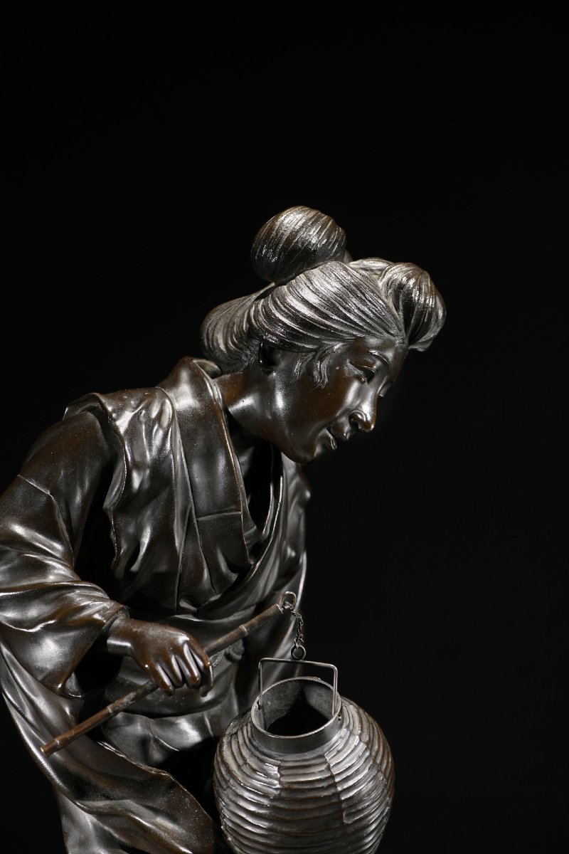 Okimono en bronze de l'École de Tokyo représentant une geisha en marche, signé Genryūsai Seiya -photo-3