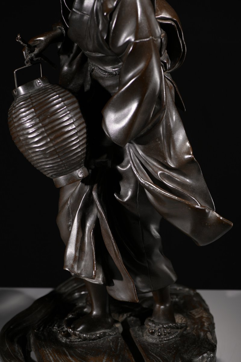 Okimono en bronze de l'École de Tokyo représentant une geisha en marche, signé Genryūsai Seiya -photo-4