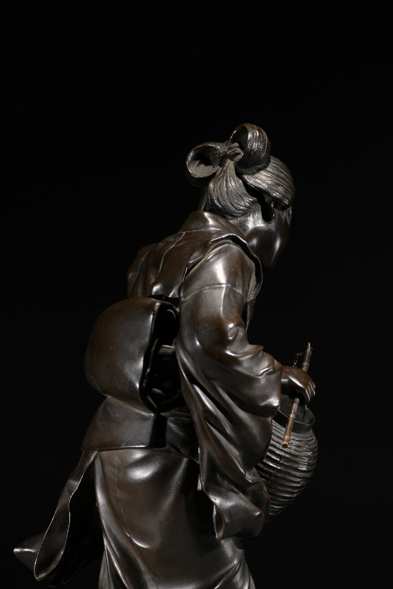 Okimono en bronze de l'École de Tokyo représentant une geisha en marche, signé Genryūsai Seiya -photo-5