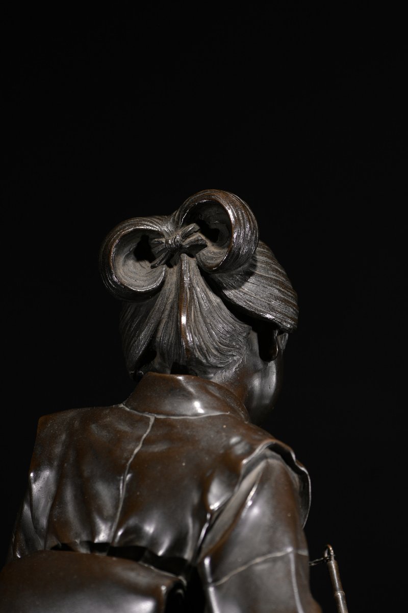 Okimono en bronze de l'École de Tokyo représentant une geisha en marche, signé Genryūsai Seiya -photo-6