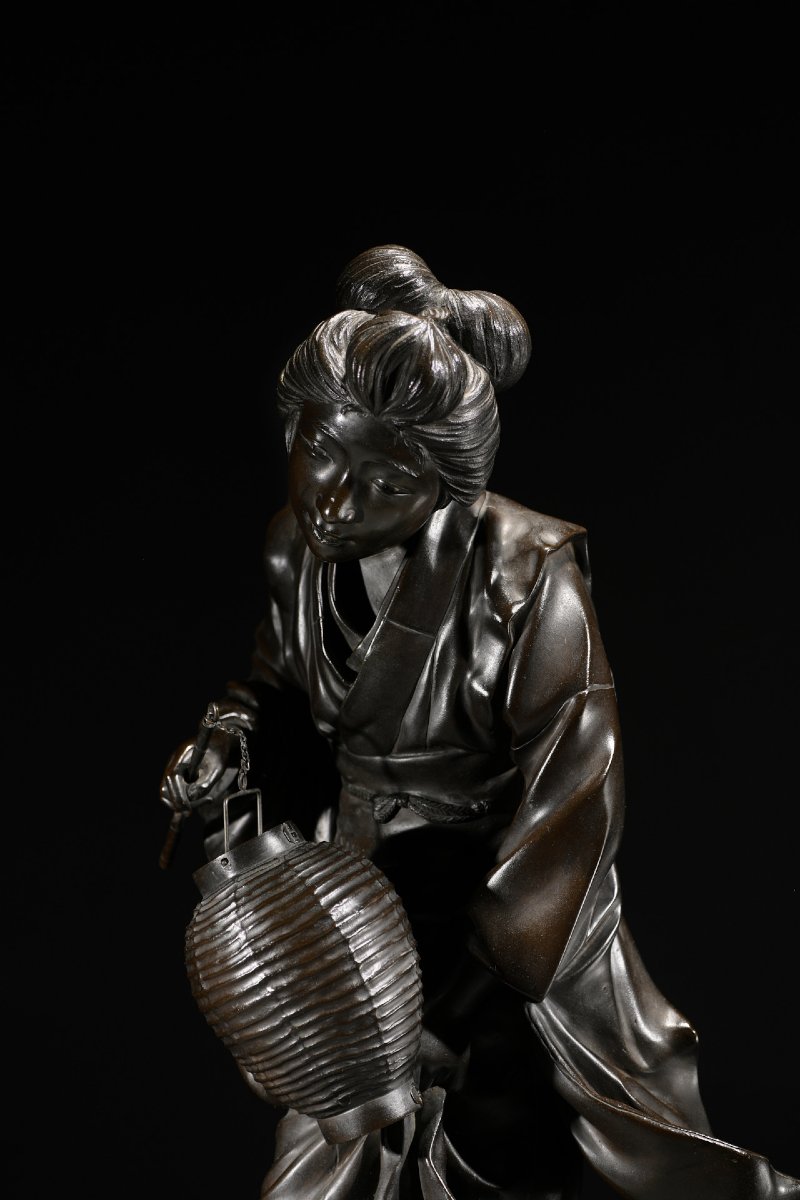 Okimono en bronze de l'École de Tokyo représentant une geisha en marche, signé Genryūsai Seiya 