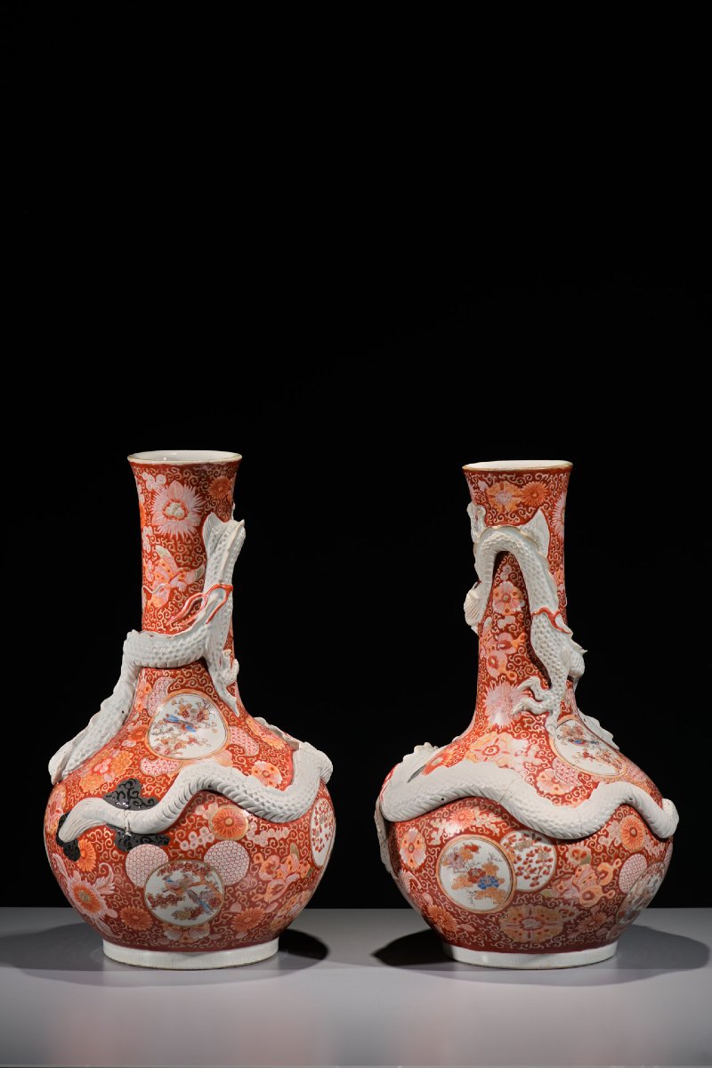 A Pair Of Imari Vases With Relief Dragons, Signed Hichōzan-photo-2