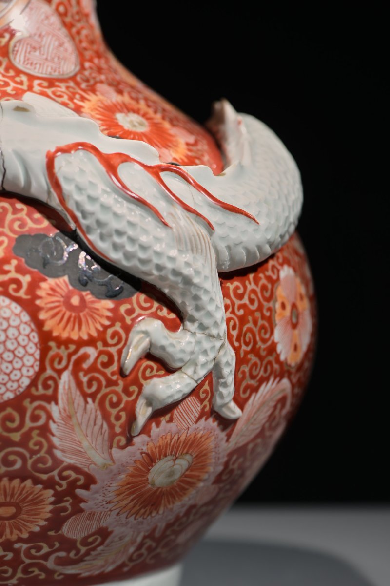 A Pair Of Imari Vases With Relief Dragons, Signed Hichōzan-photo-2
