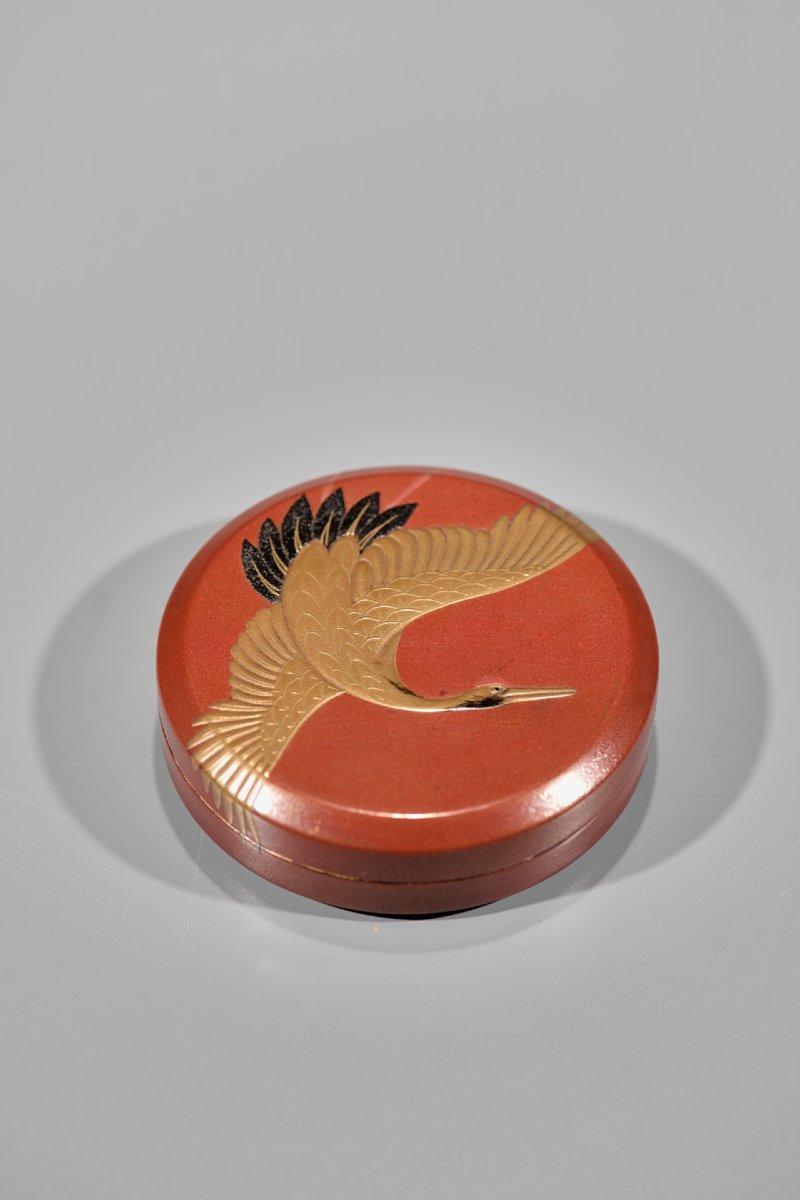Boîte kōgō en laque rouge à décor de grue en maki-e d’or-photo-2