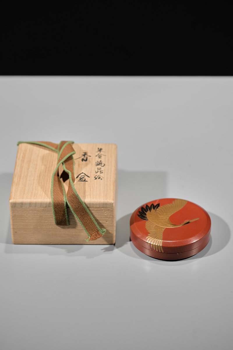 Boîte kōgō en laque rouge à décor de grue en maki-e d’or-photo-4