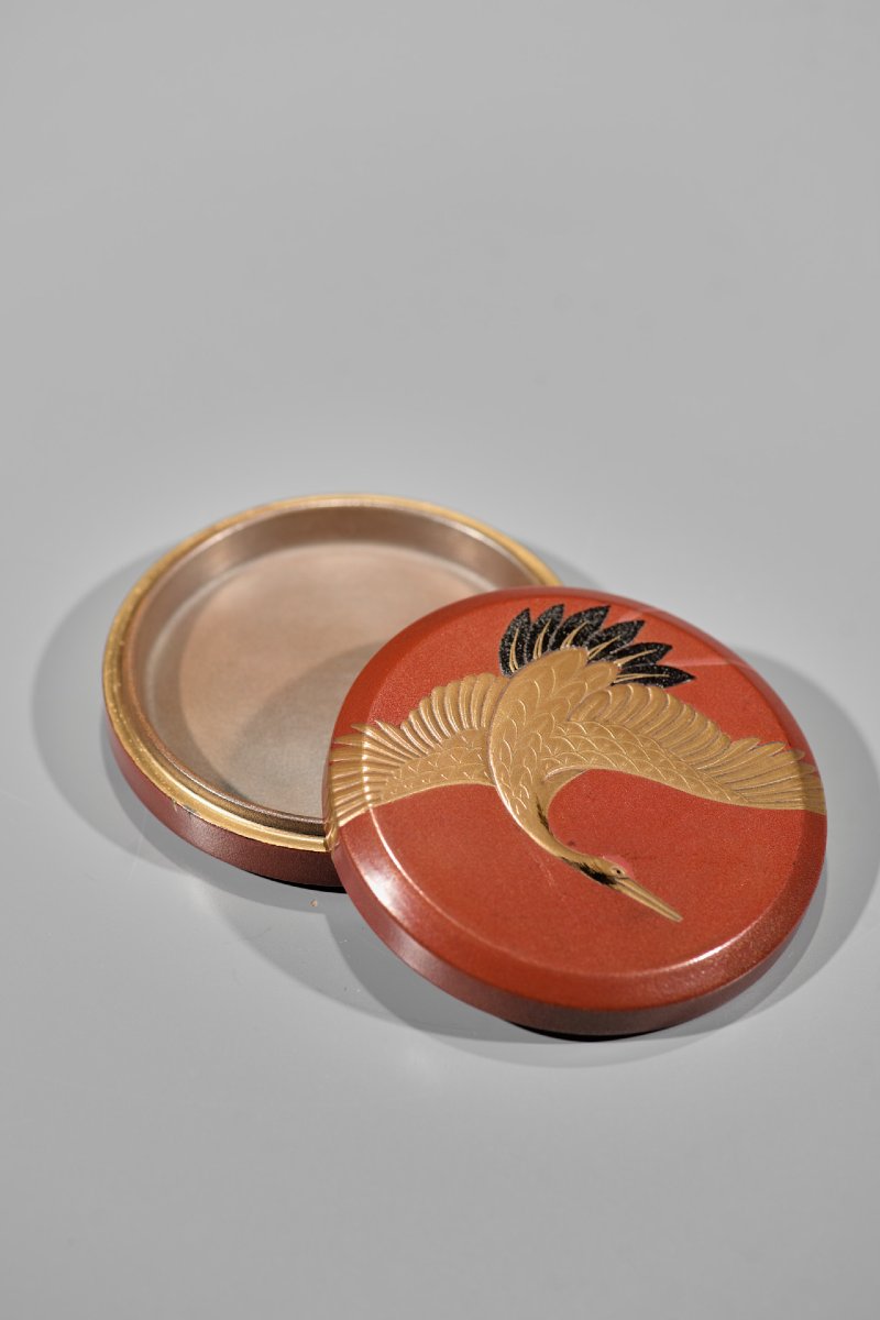 Boîte kōgō en laque rouge à décor de grue en maki-e d’or