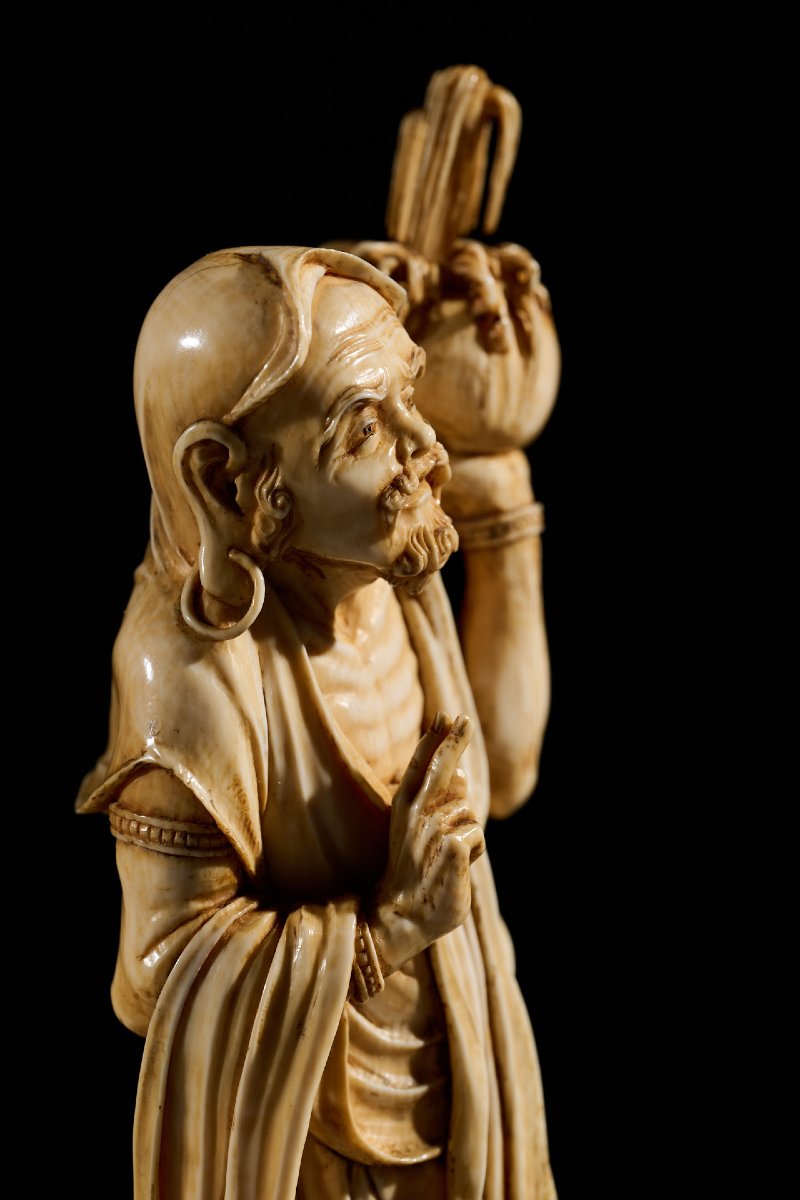An Ivory Okimono Of A Rakan Holding A Ritual Vase, Signed Kazutoshi-photo-3