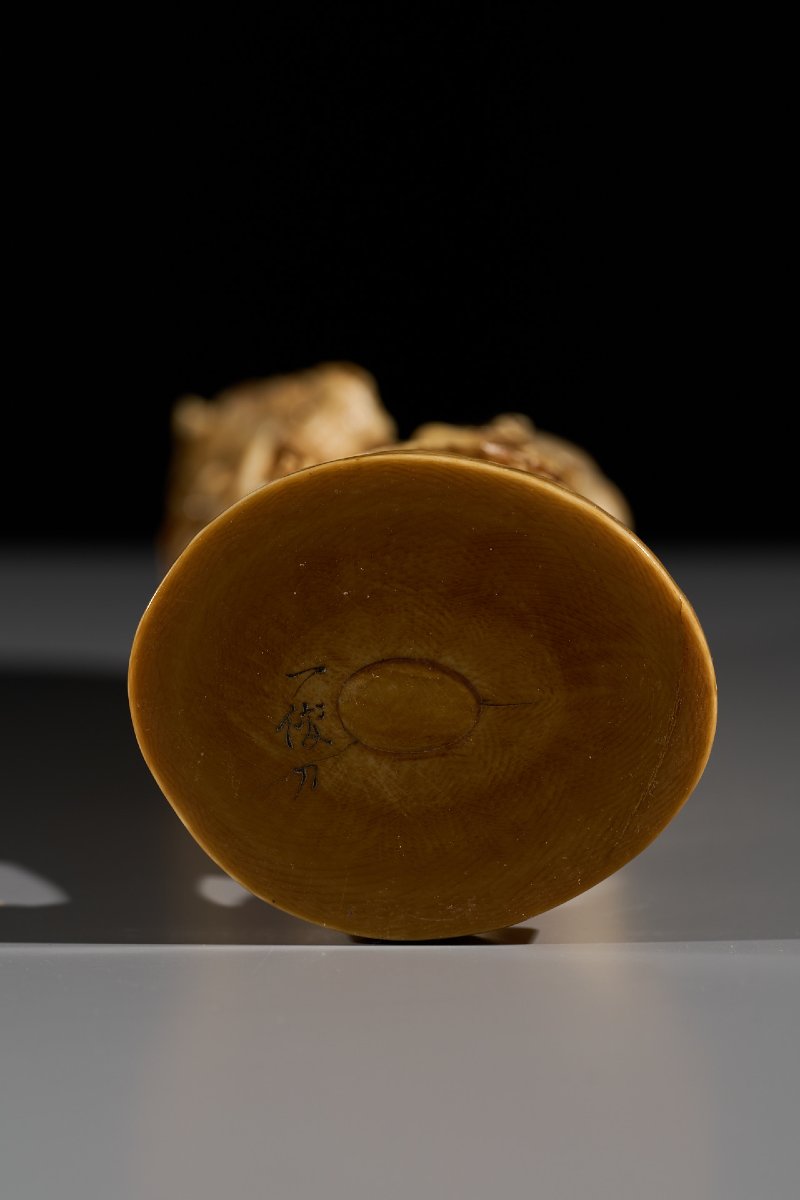 An Ivory Okimono Of A Rakan Holding A Ritual Vase, Signed Kazutoshi-photo-4