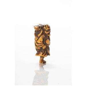 Netsuke En Corne De Cerf Représentant Un Gama Sennin Avec Un Crapaud