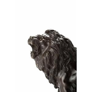 Sculpture En Bronze Patiné Représentant Un Lion Rugissant