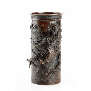 Vase en bronze représentant un dragon Ryū en relief parmi les tourbillons d’eau