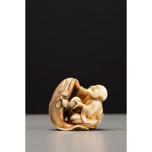 Netsuke en ivoire représentant Kadori Myojin tentant de maîtriser Namazu