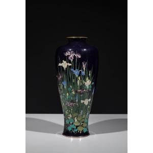 Vase cloisonné représentant une composition d’iris et de plantes aquatiques