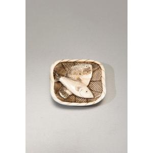 Netsuke en ivoire représentant un panier de poissons