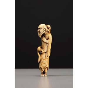Netsuke en ivoire représentant Gama Sennin avec un crapaud