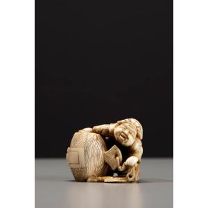 Netsuke en ivoire représentant Daikoku avec son marteau caractéristique