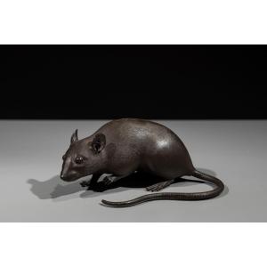 Okimono en bronze représentant une souris accroupie