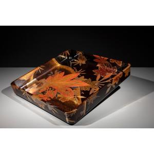 Grand plateau en laque maki-e avec feuilles d’automne