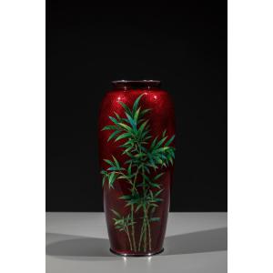 Vase cloisonné ginbari avec bambou sur fond rouge translucide