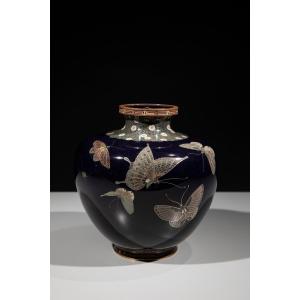 Vase cloisonné en émaux et fils d’argent à décor de papillons sur fond bleu
