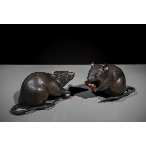 Paire de souris en bronze avec châtaignes entre les pattes
