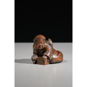 Okimono en bois de buis représentant Daikokuten avec une souris