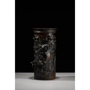 Vase en bronze représentant un dragon Ryū en relief parmi des tourbillons d'eau