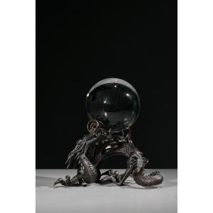 Sculpture en bronze représentant un dragon Ryū avec une sphère
