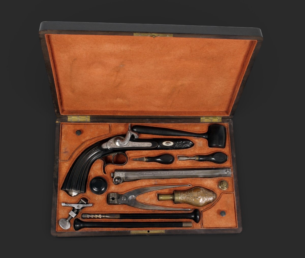 Coffret avec pistolet à percussion signé « CARON ARQUEBUSIER DE L’EMPEREUR À PARIS », vers 1860-photo-3