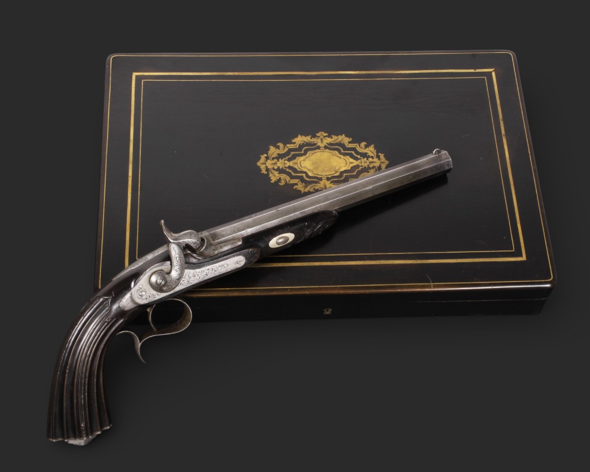 Coffret avec pistolet à percussion signé « CARON ARQUEBUSIER DE L’EMPEREUR À PARIS », vers 1860