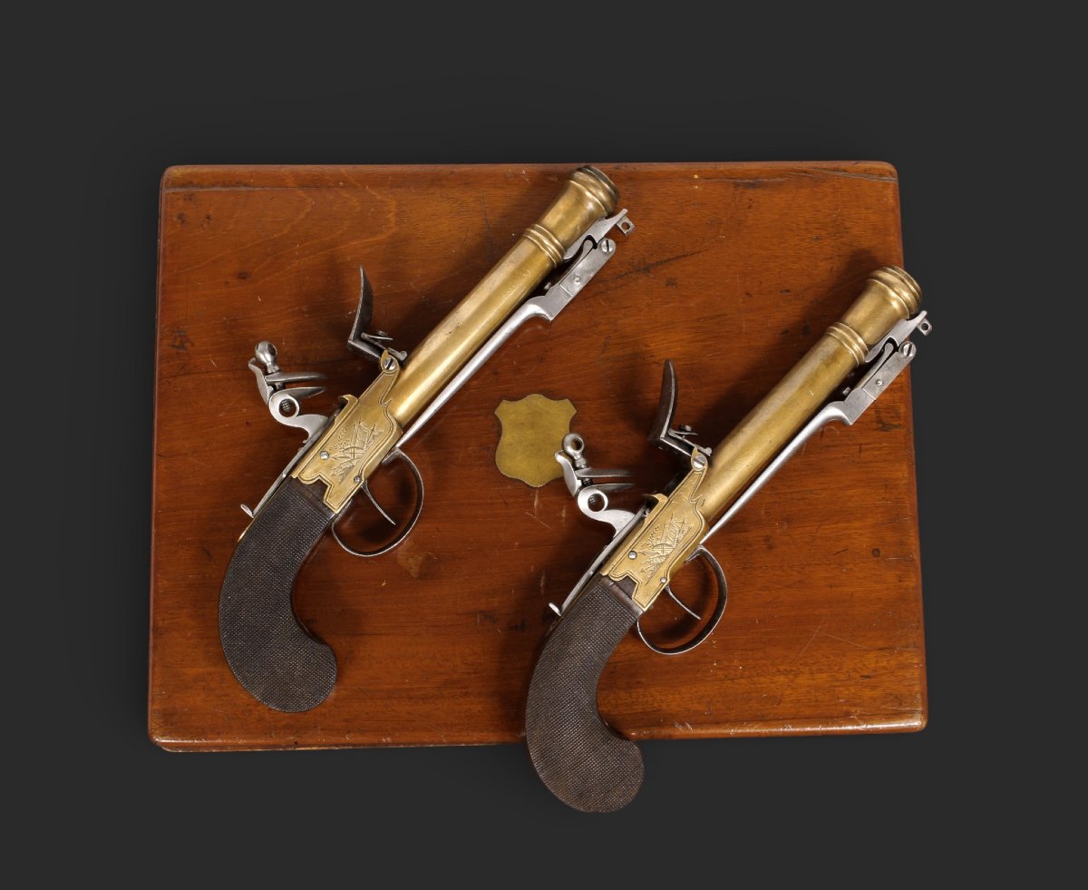 Coffret avec paire de pistolets de marine à silex, avec baïonnettes, vers 1800.-photo-2