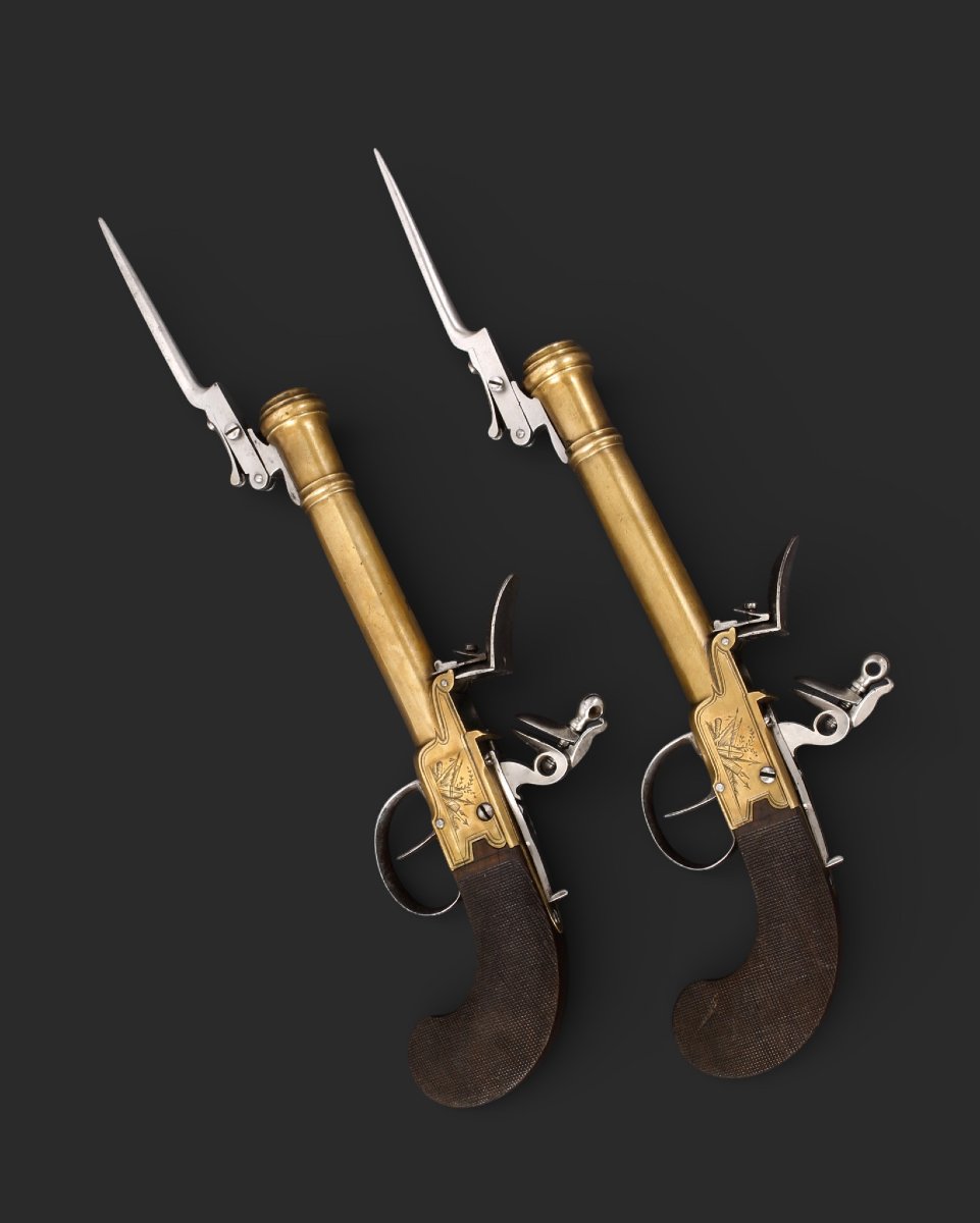 Coffret avec paire de pistolets de marine à silex, avec baïonnettes, vers 1800.-photo-1