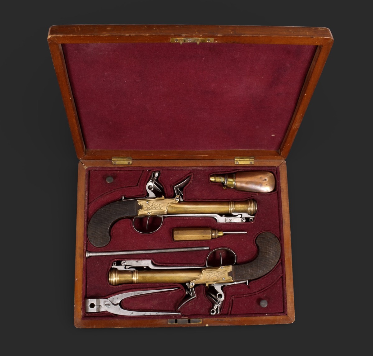 Coffret avec paire de pistolets de marine à silex, avec baïonnettes, vers 1800.