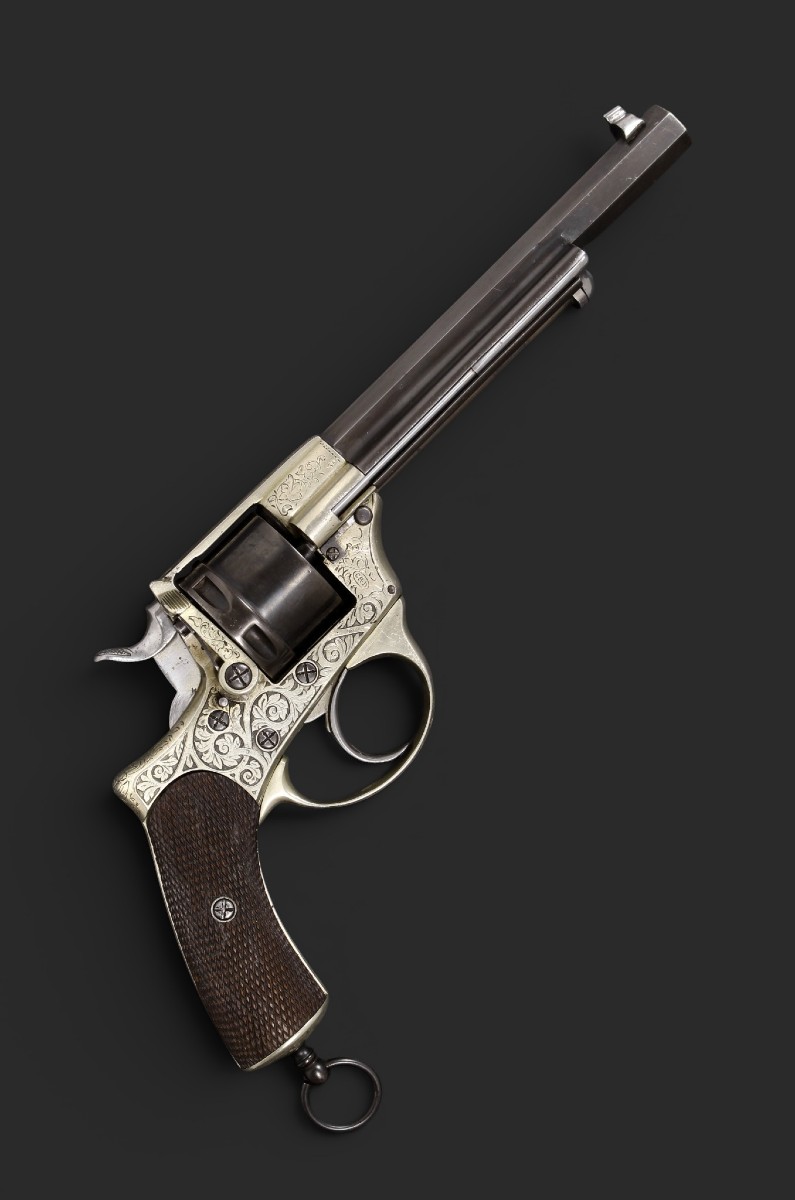 Revolver belge Pirlot Frères à Liège, carcasse en maillechort, daté 1872, calibre 11 mm.