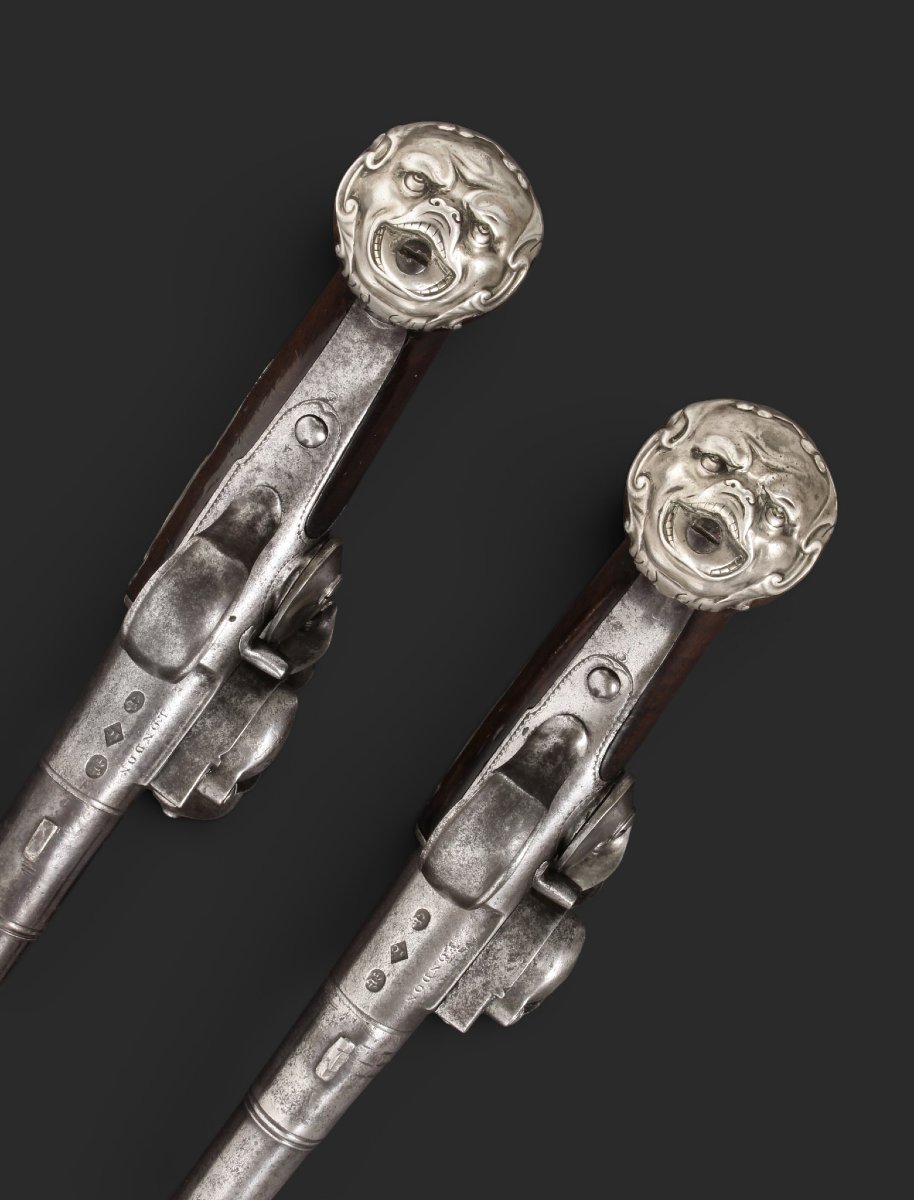 Paire de pistolets à silex «Queen Anne» montés en argent, Joseph Clarkson, Londres, vers 1730.-photo-1