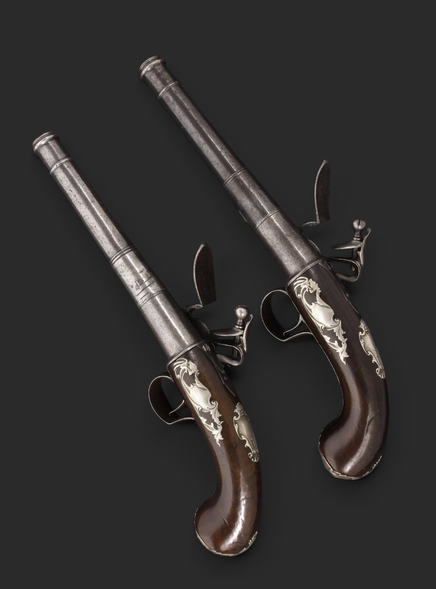 Paire de pistolets à silex «Queen Anne» montés en argent, Joseph Clarkson, Londres, vers 1730.-photo-3