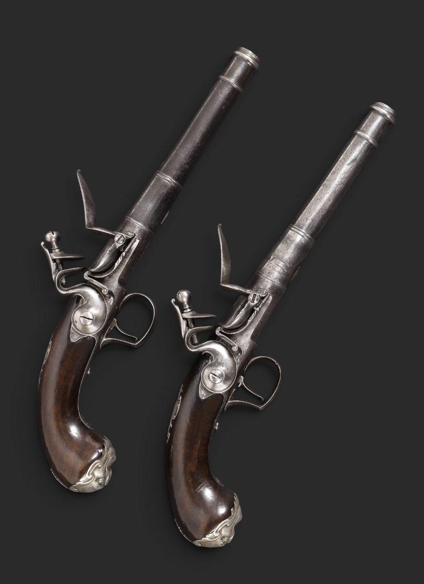 Paire de pistolets à silex «Queen Anne» montés en argent, Joseph Clarkson, Londres, vers 1730.
