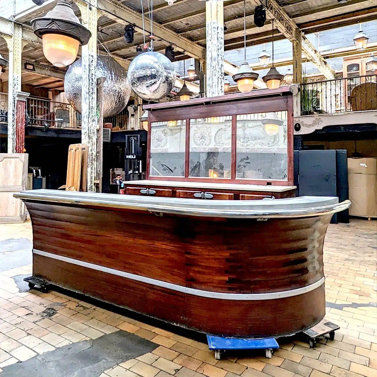 Bar Ancien Avec Son Arrière Bar