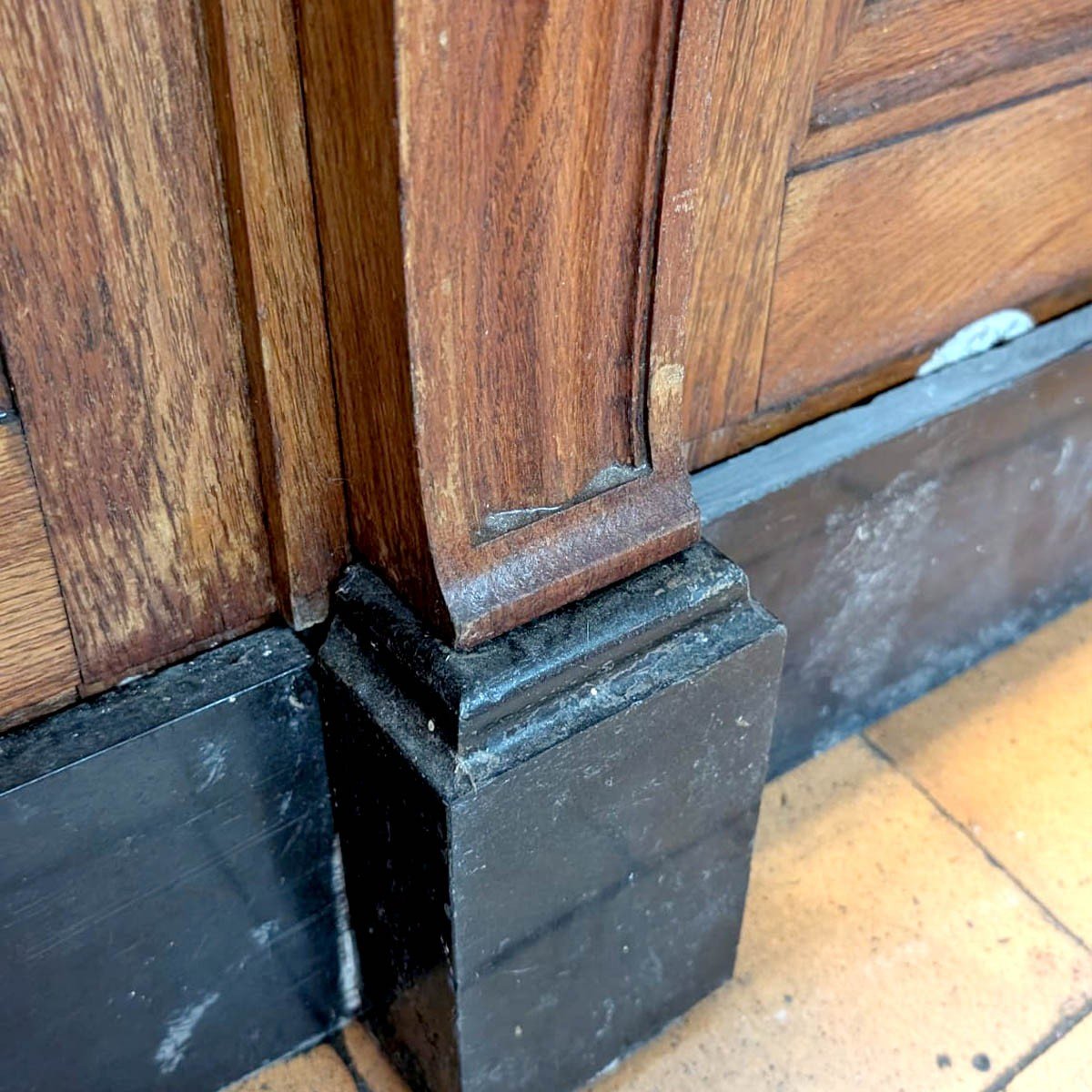 Façade De Comptoir En Chêne Et Plateau Marbre Noir, 15m-photo-6