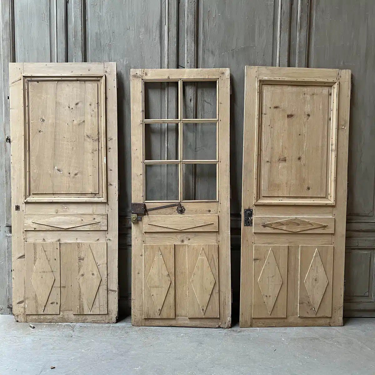 Lot porte de placard décapé de style directoire